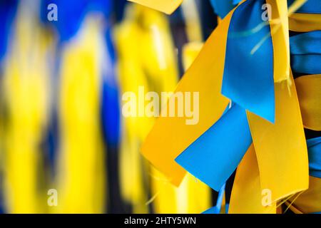 Bänder mit Farben der Ukraine während einer friedlichen Demonstration gegen den Krieg, ukrainische Flagge Hintergrund Stockfoto