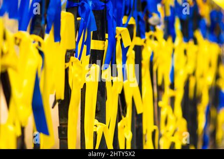 Bänder mit Farben der Ukraine während einer friedlichen Demonstration gegen den Krieg, ukrainische Flagge Hintergrund Stockfoto