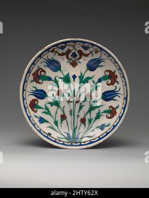 Kunst inspiriert von Gericht, Ende des 16.. Jahrhunderts, hergestellt in der Türkei, Iznik, Stonepaste; Lackiert und glasiert, H. 2 3/16 Zoll (5,6 cm), Keramik, Klassisches von Artotop modernisiertes Werk mit einem Schuss Moderne. Formen, Farbe und Wert, auffällige visuelle Wirkung auf Kunst. Emotionen durch Freiheit von Kunstwerken auf zeitgemäße Weise. Eine zeitlose Botschaft, die eine wild kreative neue Richtung verfolgt. Künstler, die sich dem digitalen Medium zuwenden und die Artotop NFT erschaffen Stockfoto