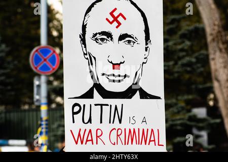 Putin vertrat als Hitler mit Hakenkreuz während einer friedlichen Demonstration gegen den Krieg, Putin und Russland zur Unterstützung der Ukraine Stockfoto