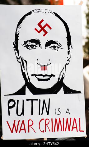 Putin repräsentierte sich als Hitler mit Hakenkreuz während einer friedlichen Demonstration gegen den Krieg, Putin und Russland zur Unterstützung der Ukraine, vertikal Stockfoto