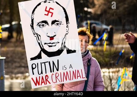 Putin vertrat als Hitler mit Hakenkreuz während einer friedlichen Demonstration gegen den Krieg, Putin und Russland zur Unterstützung der Ukraine Stockfoto