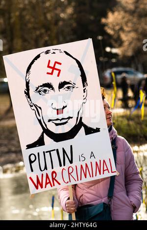 Putin repräsentierte sich als Hitler mit Hakenkreuz während einer friedlichen Demonstration gegen den Krieg, Putin und Russland zur Unterstützung der Ukraine, vertikal Stockfoto