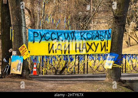 Vorbereitung einer friedlichen Demonstration gegen den Krieg zur Unterstützung der Ukraine mit Plakaten, Fahnen, kyrillischen Briefen. Beenden Sie Den Krieg Stockfoto