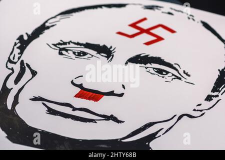 Putin vertrat als Hitler mit Hakenkreuz während einer friedlichen Demonstration gegen den Krieg, Putin und Russland zur Unterstützung der Ukraine Stockfoto