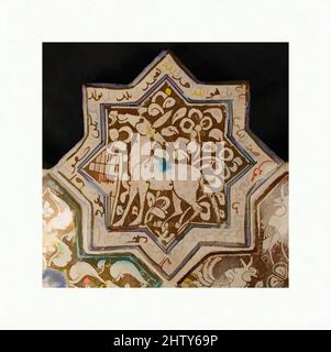 Kunst inspiriert von sternförmigen Fliesen, 13. Jahrhundert, hergestellt in Iran, Kashan, Stonepaste; Inglaze in blau und türkis und glänzend auf opaker weißer Glasur gemalt, 6 1/2 Zoll (16,5 cm), Keramik-Fliesen, Diese achtspitzige Sternziegel war einst Teil einer Platte aus Stern- und kreuzförmigen Fliesen, Classic Works modernisiert von Artotop mit einem Schuss Moderne. Formen, Farbe und Wert, auffällige visuelle Wirkung auf Kunst. Emotionen durch Freiheit von Kunstwerken auf zeitgemäße Weise. Eine zeitlose Botschaft, die eine wild kreative neue Richtung verfolgt. Künstler, die sich dem digitalen Medium zuwenden und die Artotop NFT erschaffen Stockfoto