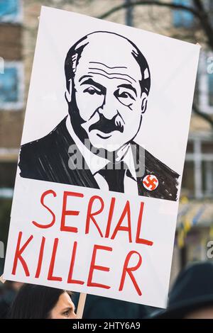 Lukaschenko repräsentierte sich als Hitler mit Hakenkreuz während einer friedlichen Demonstration gegen den Krieg, Putin und Russland zur Unterstützung der Ukraine, vertikal Stockfoto