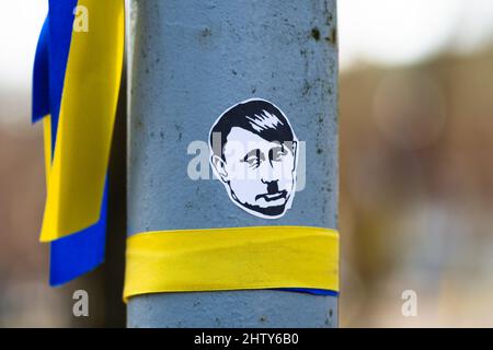 Farbbänder der Ukraine während einer friedlichen Demonstration gegen Krieg, Putin und Russland Stockfoto