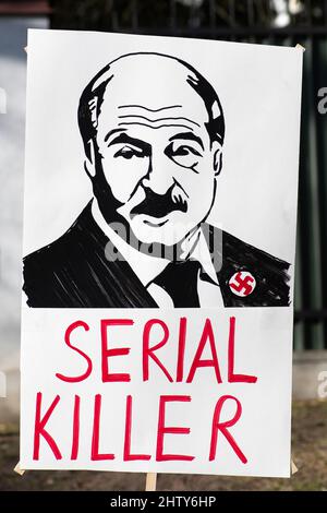 Lukaschenko repräsentierte sich als Hitler mit Hakenkreuz während einer friedlichen Demonstration gegen den Krieg, Putin und Russland zur Unterstützung der Ukraine, vertikal Stockfoto