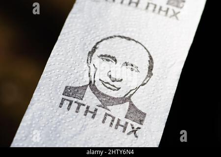 Friedliche Demonstration gegen Krieg, Putin und Russland zur Unterstützung der Ukraine mit Putin auf Toilettenpapier Stockfoto
