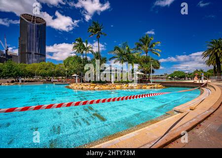 Brisbane, Queensland, Australien - 1. März 2022: Southbank Pool nach dem Hochwasser geschlossen Stockfoto