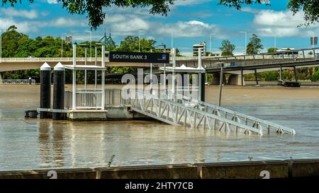 Brisbane, Australien - 1. März 2022: Southbank Docking Station überflutet nach dem starken Regen Stockfoto
