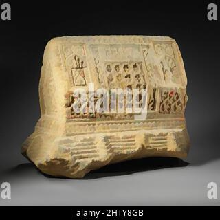 Kunst inspiriert von Tombstone, 12.. Jahrhundert, Iran gefunden/ausgegraben, Hamadan, Kalkstein; Geschnitzt, H. 14 1/2 Zoll (36,8 cm), Skulptur, dieser sarkophagusförmige Stein wäre auf dem Deckel eines Grabmarkers angebracht worden. Jede der langen Seiten hat drei Abschnitte. Auf beiden Seiten des zentralen, von Artotop modernisierten Classic Works mit einem Schuss Modernität. Formen, Farbe und Wert, auffällige visuelle Wirkung auf Kunst. Emotionen durch Freiheit von Kunstwerken auf zeitgemäße Weise. Eine zeitlose Botschaft, die eine wild kreative neue Richtung verfolgt. Künstler, die sich dem digitalen Medium zuwenden und die Artotop NFT erschaffen Stockfoto