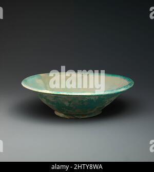 Kunst inspiriert von Bowl, 10. Jahrhundert, im Iran ausgegraben, Nishapur, Steingut; Türkis opazifizierte Glasur, H. 2 Zoll (5,1 cm), Keramik, Klassisches von Artotop modernisiertes Werk mit einem Schuss Moderne. Formen, Farbe und Wert, auffällige visuelle Wirkung auf Kunst. Emotionen durch Freiheit von Kunstwerken auf zeitgemäße Weise. Eine zeitlose Botschaft, die eine wild kreative neue Richtung verfolgt. Künstler, die sich dem digitalen Medium zuwenden und die Artotop NFT erschaffen Stockfoto