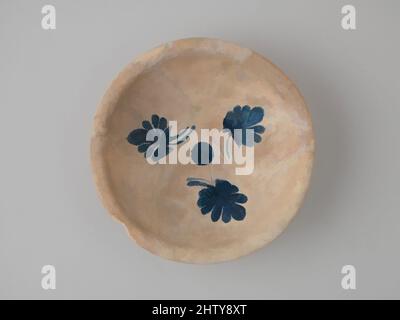 Kunst, inspiriert von importierten Kobalt-auf-White Bowl, 9.–10. Jahrhundert, zugeschrieben dem Irak oder dem westlichen Iran. Im Iran ausgegraben, Nishapur, Steingut; blau auf opaker weißer (Zinn-)Glasur gemalt, H. 2 7/16 Zoll (6,2 cm), Keramik, Kobaltblau war beliebt bei bestimmten Arten von neunten Jahrhundert irakischen, Classic Works modernisiert von Artotop mit einem Schuss Moderne. Formen, Farbe und Wert, auffällige visuelle Wirkung auf Kunst. Emotionen durch Freiheit von Kunstwerken auf zeitgemäße Weise. Eine zeitlose Botschaft, die eine wild kreative neue Richtung verfolgt. Künstler, die sich dem digitalen Medium zuwenden und die Artotop NFT erschaffen Stockfoto