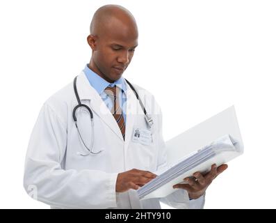 HES hat Zugriff auf alle Ihre medizinischen Unterlagen. Ein junger Arzt schaut sich Ihre medizinischen Unterlagen an. Stockfoto