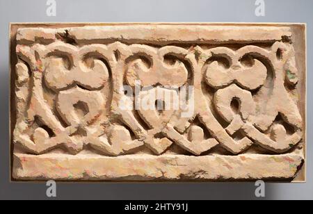 Kunst inspiriert von Fragment eines Friezes, 11. Jahrhundert, ausgegraben im Iran, Nishapur, Terracotta; Geschnitzt, bemalt, H. 9 1/2 Zoll (24,1 cm), Skulptur, Klassisches von Artotop modernisiertes Werk mit einem Schuss Moderne. Formen, Farbe und Wert, auffällige visuelle Wirkung auf Kunst. Emotionen durch Freiheit von Kunstwerken auf zeitgemäße Weise. Eine zeitlose Botschaft, die eine wild kreative neue Richtung verfolgt. Künstler, die sich dem digitalen Medium zuwenden und die Artotop NFT erschaffen Stockfoto