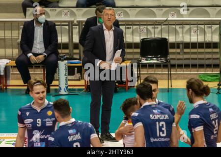 Ravenna, Italien. 02. März 2022. Emanuele Zanini Cheftrainer Ravenna während des Consar RCM Ravenna vs Gas Sales Bluenergy Piacenza, Volleyball Italienische Serie A Männer Superliga Meisterschaft in Ravenna, Italien, März 02 2022 Credit: Independent Photo Agency/Alamy Live News Stockfoto