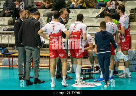 Pala De Andre, Ravenna, Italien, 02. März 2022, Auszeit Piacenza während des Consar RCM Ravenna vs Gas Sales Bluenergy Piacenza - Volleyball Itén Seri Stockfoto