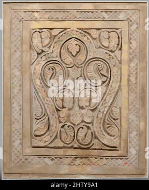 Kunst inspiriert von Dado Panel, 10. Jahrhundert, ausgegraben in Iran, Nishapur, Stucco; Geschnitzt, mit einigen Gipselementen, H. 40 3/4 Zoll (103,5 cm), Stuck, die ursprüngliche Platzierung dieser einzigartigen geschnitzten Stuckplatte ist ungewiss, obwohl ihre Form und Größe darauf hindeutet, dass sie einen Dado schmückte, klassische Werke, die von Artotop mit einem Schuss Moderne modernisiert wurden. Formen, Farbe und Wert, auffällige visuelle Wirkung auf Kunst. Emotionen durch Freiheit von Kunstwerken auf zeitgemäße Weise. Eine zeitlose Botschaft, die eine wild kreative neue Richtung verfolgt. Künstler, die sich dem digitalen Medium zuwenden und die Artotop NFT erschaffen Stockfoto