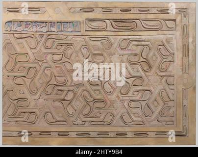 Kunst inspiriert von Dado Panel, 10. Jahrhundert, ausgegraben in Iran, Nishapur, Stucco; Geschnitzt, mit einigen Gipselementen, H. 68 5/8 Zoll (174,3 cm), Stuck, die Inschrift auf der linken oberen Seite dieser Stuckplatte lautet: „Im Namen Gottes, des Barmherzigen, des Mitleidenden“. Es kommt, Classic Works modernisiert von Artotop mit einem Schuss Moderne. Formen, Farbe und Wert, auffällige visuelle Wirkung auf Kunst. Emotionen durch Freiheit von Kunstwerken auf zeitgemäße Weise. Eine zeitlose Botschaft, die eine wild kreative neue Richtung verfolgt. Künstler, die sich dem digitalen Medium zuwenden und die Artotop NFT erschaffen Stockfoto