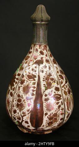 Kunst inspiriert von Lustre-Painted Bottle, zweite Hälfte 17. Jahrhundert, zugeschrieben Iran, Stonepaste; Glanz gemalt auf opake weiße Glasur, mit silbernen Armaturen, H. 14 in. (35,6 cm), Keramik, im siebzehnten Jahrhundert, Lusterware-Produktion wurde im Iran wiederbelebt. Die mit dunkelrotbraun bemalten Classic Works wurden von Artotop mit einem Hauch von Modernität modernisiert. Formen, Farbe und Wert, auffällige visuelle Wirkung auf Kunst. Emotionen durch Freiheit von Kunstwerken auf zeitgemäße Weise. Eine zeitlose Botschaft, die eine wild kreative neue Richtung verfolgt. Künstler, die sich dem digitalen Medium zuwenden und die Artotop NFT erschaffen Stockfoto