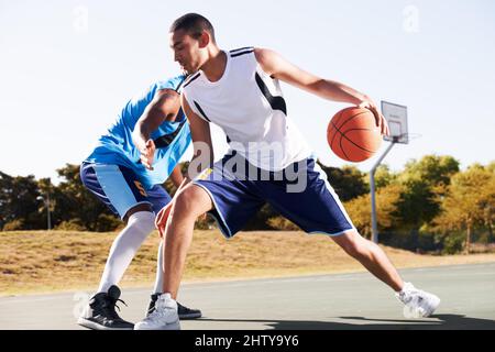 Eins nach dem anderen. Zwei Basketballspieler spielen eins auf eins. Stockfoto