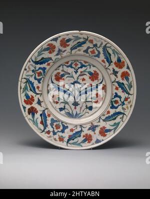 Kunst inspiriert von Dish, 16. Jahrhundert, zugeschrieben der Türkei, Iznik, Stonepaste; Unterglasur auf weißem Slip, H. 2 1/4 Zoll (5,7 cm), Keramik, Klassisches von Artotop modernisiertes Werk mit einem Schuss Moderne. Formen, Farbe und Wert, auffällige visuelle Wirkung auf Kunst. Emotionen durch Freiheit von Kunstwerken auf zeitgemäße Weise. Eine zeitlose Botschaft, die eine wild kreative neue Richtung verfolgt. Künstler, die sich dem digitalen Medium zuwenden und die Artotop NFT erschaffen Stockfoto