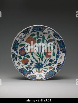 Kunst inspiriert von Gericht, 16. Jahrhundert, hergestellt in der Türkei, Iznik, Stonepaste; Polychrome-lackiert unter transparenter Glasur, H. 2 3/8 Zoll (6 cm), Keramik, Klassisches von Artotop modernisiertes Werk mit einem Schuss Moderne. Formen, Farbe und Wert, auffällige visuelle Wirkung auf Kunst. Emotionen durch Freiheit von Kunstwerken auf zeitgemäße Weise. Eine zeitlose Botschaft, die eine wild kreative neue Richtung verfolgt. Künstler, die sich dem digitalen Medium zuwenden und die Artotop NFT erschaffen Stockfoto