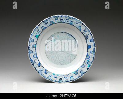 Von Plate inspirierte Kunst, erste Hälfte 16.. Jahrhundert, der Türkei zugeschrieben, Iznik, Stonepaste; bemalt und glasiert, Durchm. 11-3/4 Zoll (29,8 cm), Keramik, Schale mit spiralförmigen Reben, Türkei, osmanische Zeit (1299–1923), zweites Viertel des 16.. Jahrhunderts Stonepaste mit kobaltblauem Unterton bemalt, Klassische Werke von Artotop mit einem Schuss Moderne modernisiert. Formen, Farbe und Wert, auffällige visuelle Wirkung auf Kunst. Emotionen durch Freiheit von Kunstwerken auf zeitgemäße Weise. Eine zeitlose Botschaft, die eine wild kreative neue Richtung verfolgt. Künstler, die sich dem digitalen Medium zuwenden und die Artotop NFT erschaffen Stockfoto