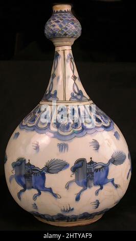 Kunst inspiriert von Flasche mit laufenden Vierfüßler, 17. Jahrhundert, zugeschrieben Iran, Stonepaste; in blau unter transparenter Glasur gemalt, H. 12 5/16 Zoll (31,3 cm), Keramik, wie so viele Keramiken, die in der Safavid-Zeit im Iran hergestellt wurden, war der Stil und die Dekoration dieses Tellers ein klassisches Werk, das von Artotop mit einem Schuss Moderne modernisiert wurde. Formen, Farbe und Wert, auffällige visuelle Wirkung auf Kunst. Emotionen durch Freiheit von Kunstwerken auf zeitgemäße Weise. Eine zeitlose Botschaft, die eine wild kreative neue Richtung verfolgt. Künstler, die sich dem digitalen Medium zuwenden und die Artotop NFT erschaffen Stockfoto