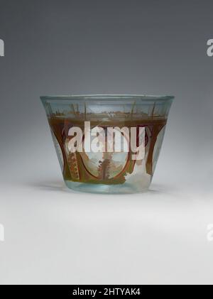 Kunst inspiriert von Glass Bowl, Ende 10.–Anfang 11. Jahrhundert, zugeschrieben wahrscheinlich Ägypten, Glas, bläulich; geblasen, gebeizt, H. 4 3/16 Zoll (10,7 cm), Glas, Form, Größe und Dekoration dieser Schale zeigen eine Affinität zwischen Glanz bemaltem Glas und Keramik-Lusterware. Die Division, Classic Works modernisiert von Artotop mit einem Schuss Moderne. Formen, Farbe und Wert, auffällige visuelle Wirkung auf Kunst. Emotionen durch Freiheit von Kunstwerken auf zeitgemäße Weise. Eine zeitlose Botschaft, die eine wild kreative neue Richtung verfolgt. Künstler, die sich dem digitalen Medium zuwenden und die Artotop NFT erschaffen Stockfoto