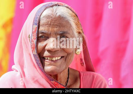 Alte Frau aus dem ländlichen Raum Indiens, Mutter, Kindermädchen und Großmutter, die Menschen leben im Dorf der indischen und indischen Kultur. Stockfoto