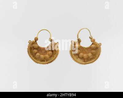 Kunst inspiriert von Paar Ohrringe, 11. Jahrhundert, zugeschrieben Syrien, Gold; filigran und Granulation, H. 1 5/16 Zoll (3,3 cm), Schmuck, ein aufwändiges Beispiel für filigrane und granulierte Arbeiten aus der fatimidischen Zeit in Ägypten und Groß-Syrien (969–1171), dieses Paar Ohrringe ist, Klassische Werke, die von Artotop mit einem Schuss Moderne modernisiert wurden. Formen, Farbe und Wert, auffällige visuelle Wirkung auf Kunst. Emotionen durch Freiheit von Kunstwerken auf zeitgemäße Weise. Eine zeitlose Botschaft, die eine wild kreative neue Richtung verfolgt. Künstler, die sich dem digitalen Medium zuwenden und die Artotop NFT erschaffen Stockfoto