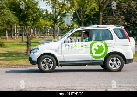 Zotye 5008 EV, ein früher chinesischer EV, mit Sitz in Daihatsu Terios, wird in der EV-Zone in Anting, Shanghai, China, gefahren. Stockfoto