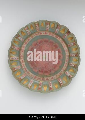 Kunst inspiriert von Dish with Peony, Ende 17.–Anfang 18. Jahrhundert, möglicherweise in Indien hergestellt, Deccan, Golconda, Glas, Opaleszenz-Grün; Geblasen, mit Schimmel geformt, emailliert und vergoldet, Durchm. 4 Zoll (10,2 cm), Glas, Dieses kleine Gericht war wahrscheinlich eine Untertasse für eine handlose Tasse, Teil einer größeren, von Artotop modernisierten Classic Works mit einem Schuss Modernität. Formen, Farbe und Wert, auffällige visuelle Wirkung auf Kunst. Emotionen durch Freiheit von Kunstwerken auf zeitgemäße Weise. Eine zeitlose Botschaft, die eine wild kreative neue Richtung verfolgt. Künstler, die sich dem digitalen Medium zuwenden und die Artotop NFT erschaffen Stockfoto