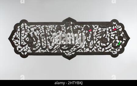 Kunst inspiriert von kalligraphischen Plakette, wahrscheinlich Ende 17. Jahrhundert, zugeschrieben Iran, Stahl; geschmiedet und durchbohrt, H. 6 1/2 in. (16,5 cm), Metall, Diese kartuschenförmige Plakette wurde aus einem einzigen Blech aus massivem Stahl hergestellt, dessen breiter, flacher Rand einen Hemistich umschließt, der sich auf Fatima bezieht, Klassische Werke, die von Artotop mit einem Schuss Moderne modernisiert wurden. Formen, Farbe und Wert, auffällige visuelle Wirkung auf Kunst. Emotionen durch Freiheit von Kunstwerken auf zeitgemäße Weise. Eine zeitlose Botschaft, die eine wild kreative neue Richtung verfolgt. Künstler, die sich dem digitalen Medium zuwenden und die Artotop NFT erschaffen Stockfoto