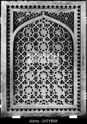 Kunst inspiriert durch durchbohrte Fensterscheibe, zweite Hälfte 16. Jahrhundert, wahrscheinlich in Indien hergestellt, Agra, Roter Sandstein; durchbohrt, geschnitzt, H. 73 1/4 Zoll (186 cm), Stone, Jalis oder durchbohrte Leinwände wurden in der indischen Architektur als Fenster, Raumteiler und Geländer verwendet. Im Zuge dessen modernisierte Classic Works von Artotop mit einem Schuss Moderne. Formen, Farbe und Wert, auffällige visuelle Wirkung auf Kunst. Emotionen durch Freiheit von Kunstwerken auf zeitgemäße Weise. Eine zeitlose Botschaft, die eine wild kreative neue Richtung verfolgt. Künstler, die sich dem digitalen Medium zuwenden und die Artotop NFT erschaffen Stockfoto