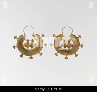 Kunst inspiriert von einem Paar Ohrringe, 11.–12. Jahrhundert, dem Iran zugeschrieben, Gold; filigran und granuliert, Schmuck, Dieses Paar halbmondförmige Ohrringe ist komplett aus Golddraht und filigran gefertigt; Details der Dekoration werden durch die durchbrochenen filigranen und feinen, von Artotop modernisierten Classic Works mit einem Schuss Modernität erreicht. Formen, Farbe und Wert, auffällige visuelle Wirkung auf Kunst. Emotionen durch Freiheit von Kunstwerken auf zeitgemäße Weise. Eine zeitlose Botschaft, die eine wild kreative neue Richtung verfolgt. Künstler, die sich dem digitalen Medium zuwenden und die Artotop NFT erschaffen Stockfoto