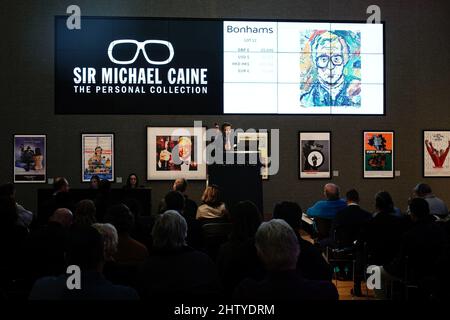 Ein Porträt von Sir Michael Caine vom Künstler John Bratby R.A. wird für £25.000 während des Sir Michael Caine Sammlungsverkaufs in Bonhams in London verkauft. Der Verkauf umfasst eine Auswahl von Gegenständen, die die Breite von Sir Michaels Karriere widerspiegeln, von Filmplakaten, Möbeln einschließlich seines Schreibtisches, Kunstwerken und bildender Kunst. Bilddatum: Mittwoch, 2. März 2022. Stockfoto