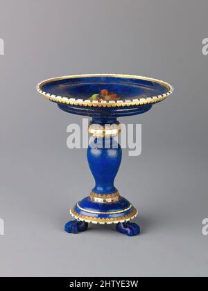 Kunst inspiriert von Tazza, letztes Viertel 19. Jahrhundert, wahrscheinlich Französisch, Lapislazuli, Gold Emaille und Rubinen., H. 95 cm, Durchmesser der Tasse 89 cm, Classic Works modernisiert von Artotop mit einem Schuss Moderne. Formen, Farbe und Wert, auffällige visuelle Wirkung auf Kunst. Emotionen durch Freiheit von Kunstwerken auf zeitgemäße Weise. Eine zeitlose Botschaft, die eine wild kreative neue Richtung verfolgt. Künstler, die sich dem digitalen Medium zuwenden und die Artotop NFT erschaffen Stockfoto