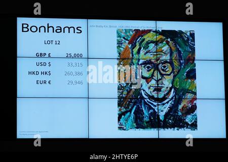 Ein Porträt von Sir Michael Caine vom Künstler John Bratby R.A. wird für £25.000 während des Sir Michael Caine Sammlungsverkaufs in Bonhams in London verkauft. Der Verkauf umfasst eine Auswahl von Gegenständen, die die Breite von Sir Michaels Karriere widerspiegeln, von Filmplakaten, Möbeln einschließlich seines Schreibtisches, Kunstwerken und bildender Kunst. Bilddatum: Mittwoch, 2. März 2022. Stockfoto