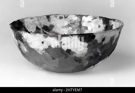 Kunst inspiriert von Bowl, wahrscheinlich 1. Jahrhundert, römisches, transparentes hellgelbbraunes Glas. Vielleicht geblasen, der Rand anscheinend durch Aufwärmen beendet., H. 5,2 cm; Durchm. 11,8 cm, Glas, Classic Works modernisiert von Artotop mit einem Schuss Modernität. Formen, Farbe und Wert, auffällige visuelle Wirkung auf Kunst. Emotionen durch Freiheit von Kunstwerken auf zeitgemäße Weise. Eine zeitlose Botschaft, die eine wild kreative neue Richtung verfolgt. Künstler, die sich dem digitalen Medium zuwenden und die Artotop NFT erschaffen Stockfoto