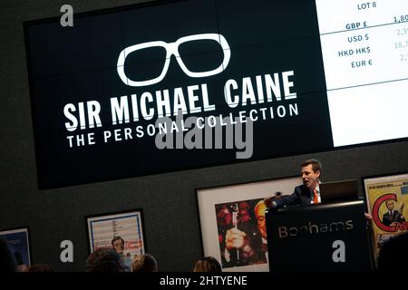 Der Verkauf der Sir Michael Caine Kollektion bei Bonhams in London. Der Verkauf umfasst eine Auswahl von Gegenständen, die die Breite von Sir Michaels Karriere widerspiegeln, von Filmplakaten, Möbeln einschließlich seines Schreibtisches, Kunstwerken und bildender Kunst. Bilddatum: Mittwoch, 2. März 2022. Stockfoto