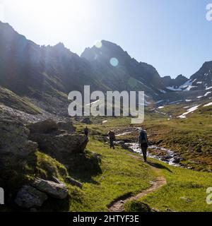 Im späten Frühjahr wandern Sie auf einem gewundenen Pfad durch die Aosta-Bergkette Stockfoto