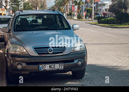 Side, Türkei - 16. Februar 2022: An einem warmen Herbsttag parkt der silberne Kia Sorento auf der Straße Stockfoto