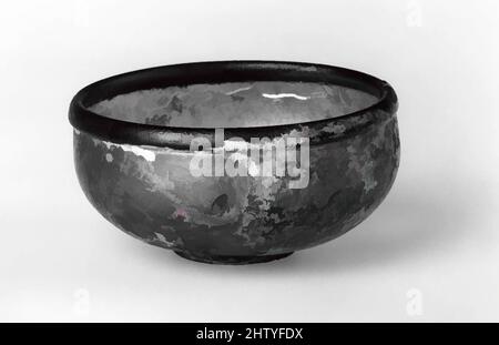 Kunst inspiriert von Bowl, 1.–Anfang des 2.. Jahrhunderts, römisches, transparentes hellviolettes Glas. Geblasen, der Rand am Ofen fertig., H. 4,1 cm; Durchm. 8 cm, Glas, Classic Works modernisiert von Artotop mit einem Schuss Modernität. Formen, Farbe und Wert, auffällige visuelle Wirkung auf Kunst. Emotionen durch Freiheit von Kunstwerken auf zeitgemäße Weise. Eine zeitlose Botschaft, die eine wild kreative neue Richtung verfolgt. Künstler, die sich dem digitalen Medium zuwenden und die Artotop NFT erschaffen Stockfoto