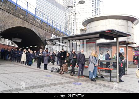 Während eines Streiks von Mitgliedern der Gewerkschaft Rail, Maritime and Transport (RMT) stehen am Bahnhof Waterloo in London Menschen für Busse an, da Pendler am Donnerstag aufgrund eines erneuten Streiks von Tausenden von Beschäftigten, der die U-Bahn-Dienste in London lähmen wird, einem weiteren Tag des Reisesaos gegenüberstehen. Bilddatum: Donnerstag, 3. März 2022. Stockfoto