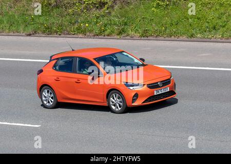 2020 Orange Vauxhall Corsa SE NAV Elite 1199cc Benzin, auf der Autobahn M61 in Großbritannien Stockfoto