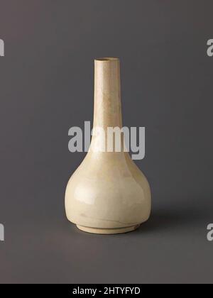 Kunst inspiriert von kleiner Flaschenvase, wahrscheinlich 19.. Jahrhundert, chinesisches, 'Soft-Paste' Porzellan mit cremefarbener Glasur, Höhe: 4 Zoll (10,1 cm.), Keramik, Klassisches von Artotop modernisiertes Werk mit einem Schuss Modernität. Formen, Farbe und Wert, auffällige visuelle Wirkung auf Kunst. Emotionen durch Freiheit von Kunstwerken auf zeitgemäße Weise. Eine zeitlose Botschaft, die eine wild kreative neue Richtung verfolgt. Künstler, die sich dem digitalen Medium zuwenden und die Artotop NFT erschaffen Stockfoto